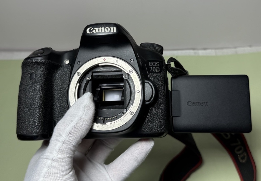 Canon EOS 70D DSLR Camera and EF-S 18-135mm IS STM Lens #9
