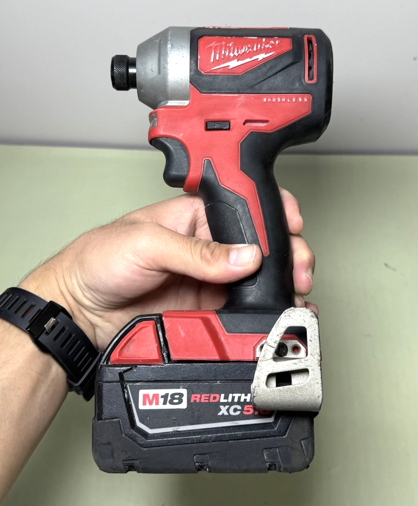 MILWAUKEE M18 1/4" HEX IMPACT DRIVER 2850-20 W/  M18 XC5.0 Battery #4