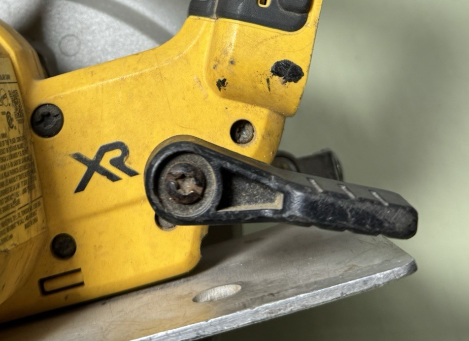 Dewalt 20 Volt 20V Max XR 7 1/4" DCS570 Cordless Brushless Circular Saw #1