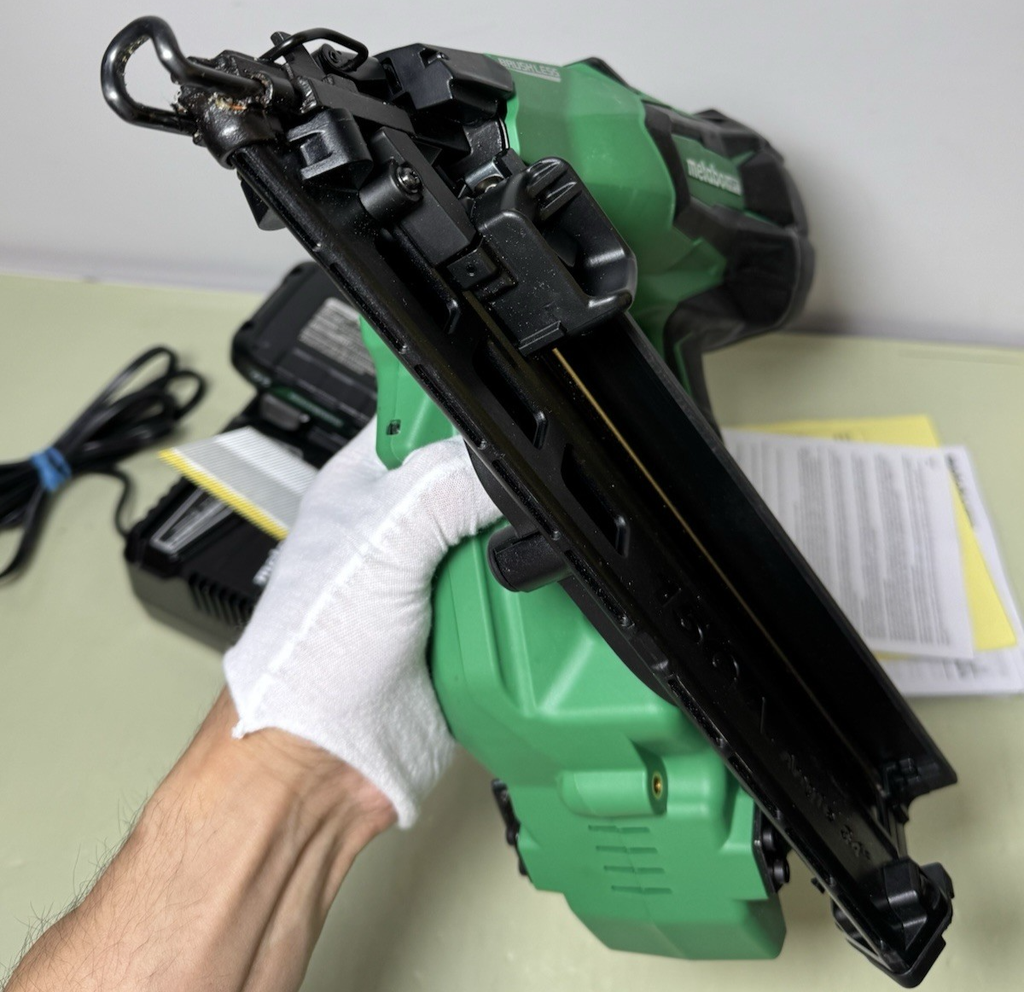 Metabo HPT NT1865DMA(S) 18V 2-1/2-in 15 Gauge Cordless Angled Finish Nailer Kit #3