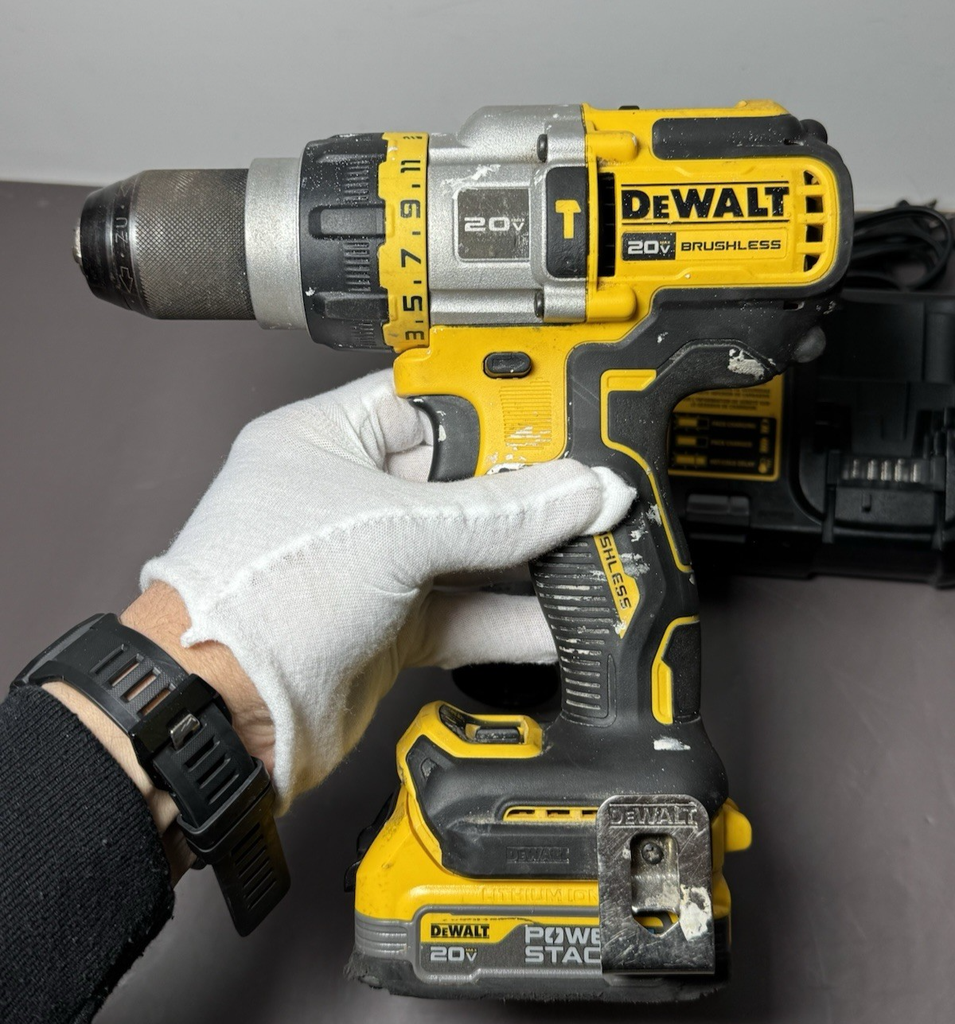 DEWALT DCD999 20V Cordless Hammer Drill FLEXVOLT W/ 1.7 Ah battery/charger #1