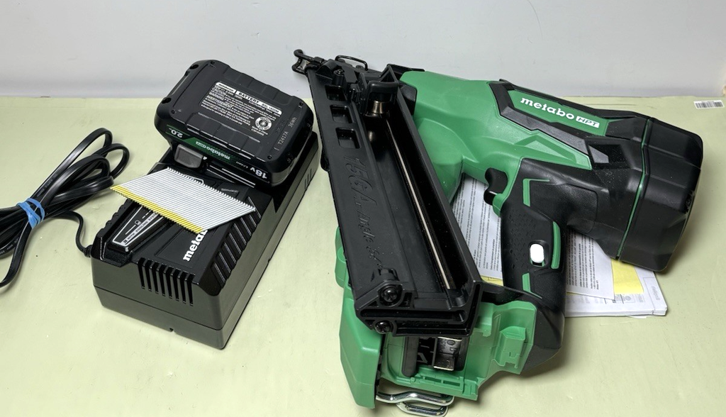 Metabo HPT NT1865DMA(S) 18V 2-1/2-in 15 Gauge Cordless Angled Finish Nailer Kit