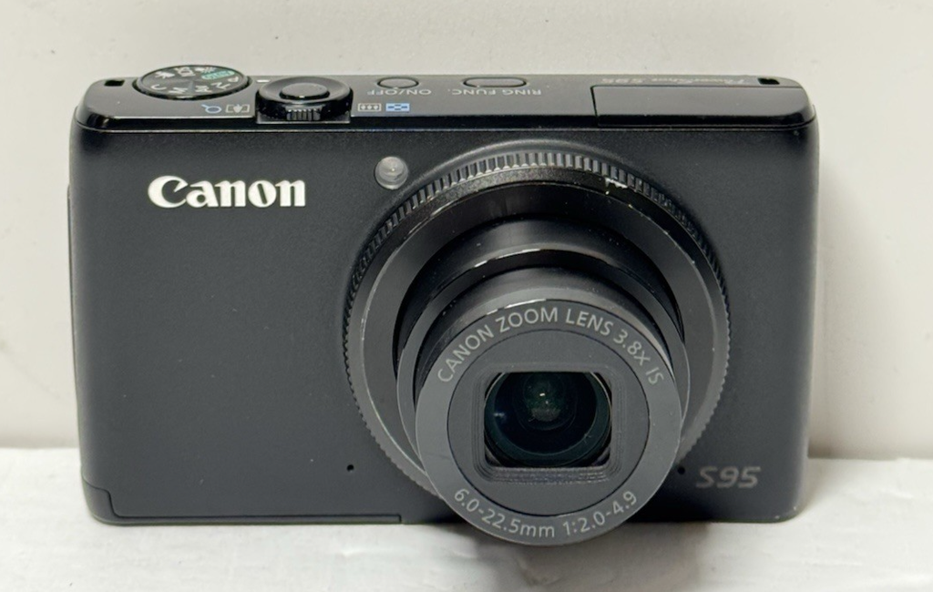 Canon PowerShot S95 10MP Digital Camera Black w/charger & batt