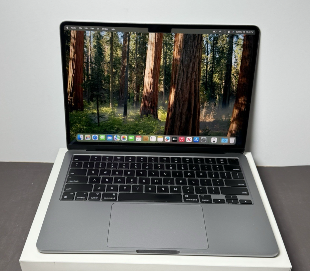 Apple MacBook Air 13" 2022 M2 8GB RAM 512GB SSD, 10C GPU Space Gray w/ box