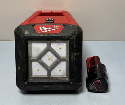 [9539-6] Milwaukee 2364-20 M12 Flood Light / Bare Tool with 1.5 Ah battery